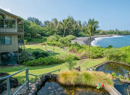Oceanfront #4 at Hana Kai Maui - 1 Bedroom Upper Floor Corner 100ʻ from Water!