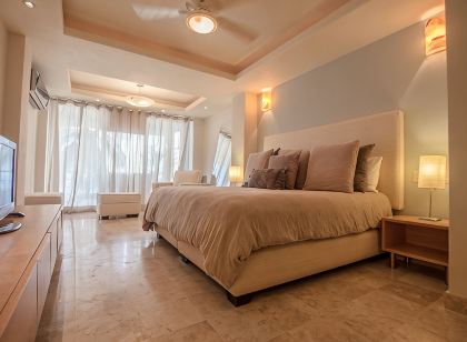 Perfect surfer getaway and family friendly beachfront condo