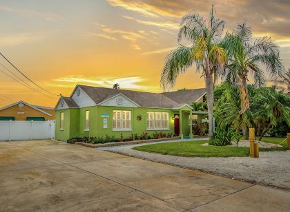 Walk to Beach, Heated Salt Pool, Family Friendly