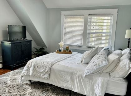 Recently totally renovated duplex located 5 minutes from Downtown Bristol.