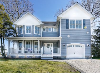 Prime PPB location, steps to all the restaurants, shops, 5 blocks to the beach!