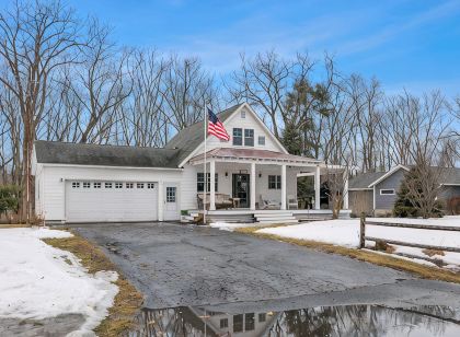 Charming 3-bedroom farmhouse water-front near Saratoga Springs