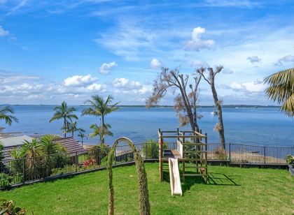 Spacious 4BR Riverfront Getaway in Taren Point