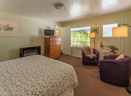 Peaceful Garden Oasis with Breakfast Provided