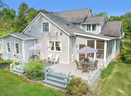 Charming 4-bedroom cottage in South Haven -- 2 miles from beach and downtown.