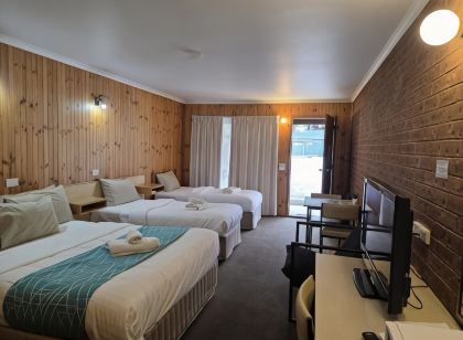 Country Roads Motor Inn