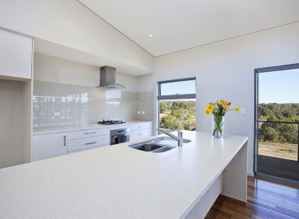 Views of Redwall Valley and close to beaches and wineries.