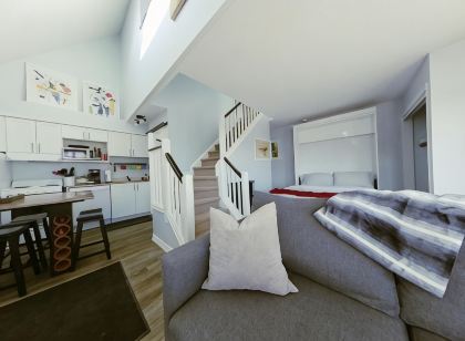 Artistic Hillside Loft