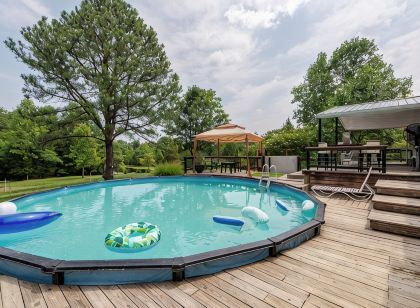 Charming 4-bedroom house with WiFi and AC in French Lick with country setting