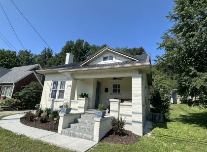 New Downtown Irvine 3/2 home w/king bed. Near Red River Gorge, Berea, Lex.