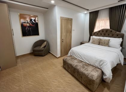 Thapunchline Apartments & Hotels