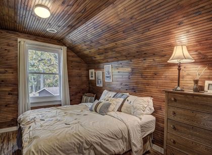 Amazing, sleeps 26, covered lakeside, bar, beach, Big St Germain Lake