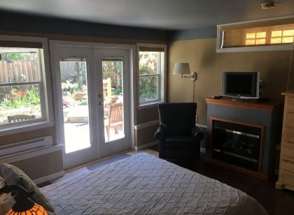 MeadowBrook Suite Deluxe 2 BDRM w/ Yard and Hot Tub