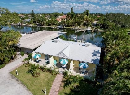 Beautiful canal front unit!See manatees playing from your living room.Cabana #12