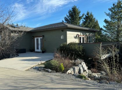 LUXURY COTTAGE IN DAVIS BAY, BC.