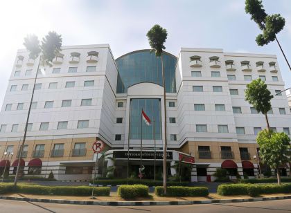 Surabaya Suites Hotel Powered by Archipelago