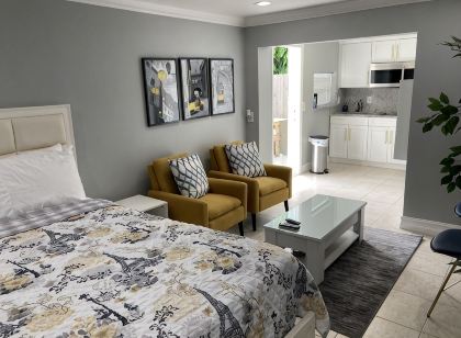 Cottage totally private detached 1 queen bed private patio