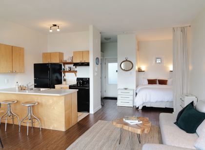 Goodview Suite - licensed waterfront studio with a fireplace and patio