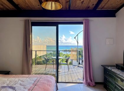Bungalow with Stunning Views of the Lagoon and Mountains, in a Natural Setting