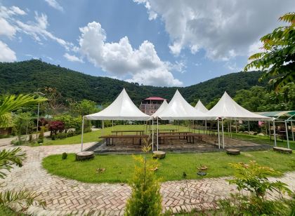 Shalom Farmhouse by the Hillside