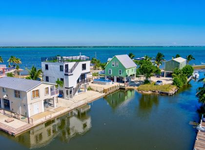 🐠 HEATED SWIM SPA / OPEN WATER VIEWS / BOAT DOCK / LUXURIOUS / BUILT IN 2023🐬