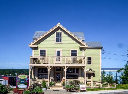 No hidden cleaning charges. Huge 3bd/3ba apartment with tons of waterviews.
