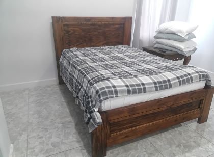 2 minutes from Downtown 5 minutes from the airport. 2 minutes from ferry