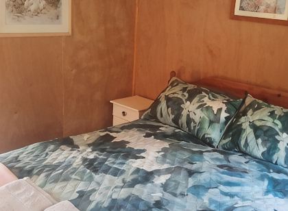 Kingfisher Cabin. Nestled Pukekohe Side of Bombay, with a Large Private Pool.