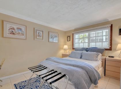 Keybiscayne Charmer half a block from private Beach, Restaurants and Boutiques!!