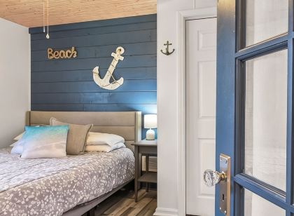 Charming 2-bedroom house in delightful New Buffalo with hot tub