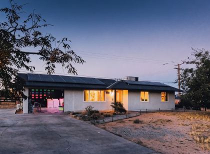 Casa De Colores w/ Arcade, hot tub + more - J Tree