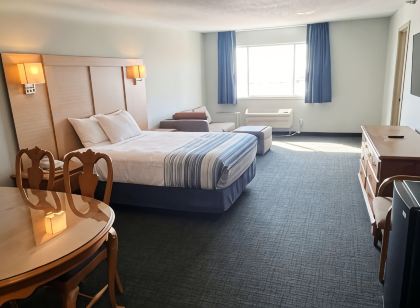 Days Inn & Suites by Wyndham Williamsburg IA North