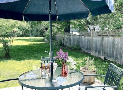 Charming Meadow View Cottage in heart of historic Dorset VT! Pet friendly!