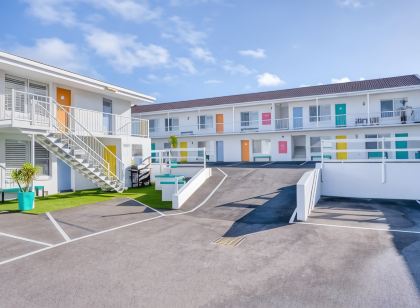 Waves Motel and Apartments