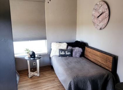 Charming cottage in Cypress with lake view ,WiFi, AC and relaxing outdoor patio.