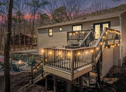 5BR Movie Theater, Hot Tub, Bowling, Fire Pit!