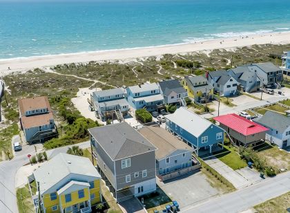 Oceanside Haven:- Home Steps to Beach w/ Massive 2 Story Deck & Hot Tub!