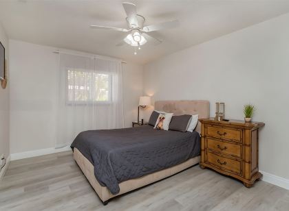 Charming 2-bedroom chalet with WiFi and AC in wonderful Lauderdale-by-the-Sea