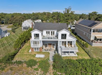 Spacious 7-bedroom house with WiFi and AC in fabulous Pine Point Scarborough