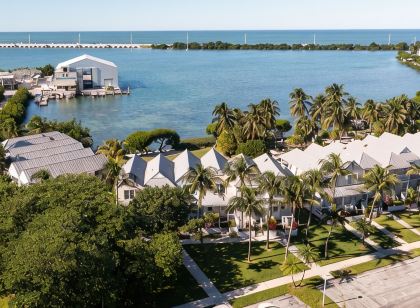 Beach House Getaway - Kayaks - 2Br 2.5BA Coastal Villa