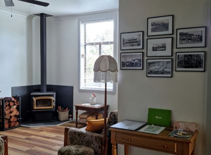 Heritage Timber Cottage - close to shops & amenities