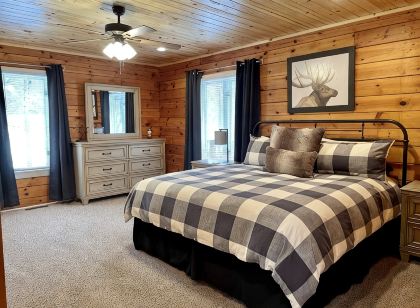 Cub Cabin on Massanutten Resort- Fully Renovated Log Cabin- Hot Tub & Fire Pit
