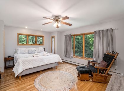 Glen Arbor Getaway • Brand New Air Conditioning! • Dog Friendly!