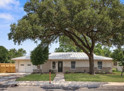 NEW remodeled Charming Home. 3-bedroom/2 full bath close to downtown Boerne.