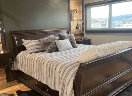 Swan Valley Modern Vintage Bayhome. Awesome view of Rainey Creek. Sleeps 5.