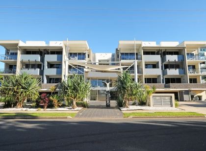 Top Floor Studio Unit in Urangan Ocean Harbour Views Pool Spa