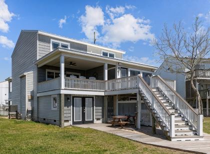Water-front home w boat lift! Short walk to the beach!