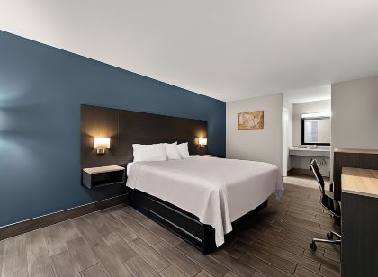 Econo Lodge Inn & Suites