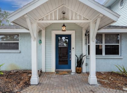 4-bedroom, 3.5 bath house w/Pool, AC, WiFi in Siesta Key; 1 mile from Village