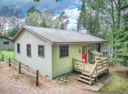 3BR Lakefront Cabin with WiFi & Private Docks